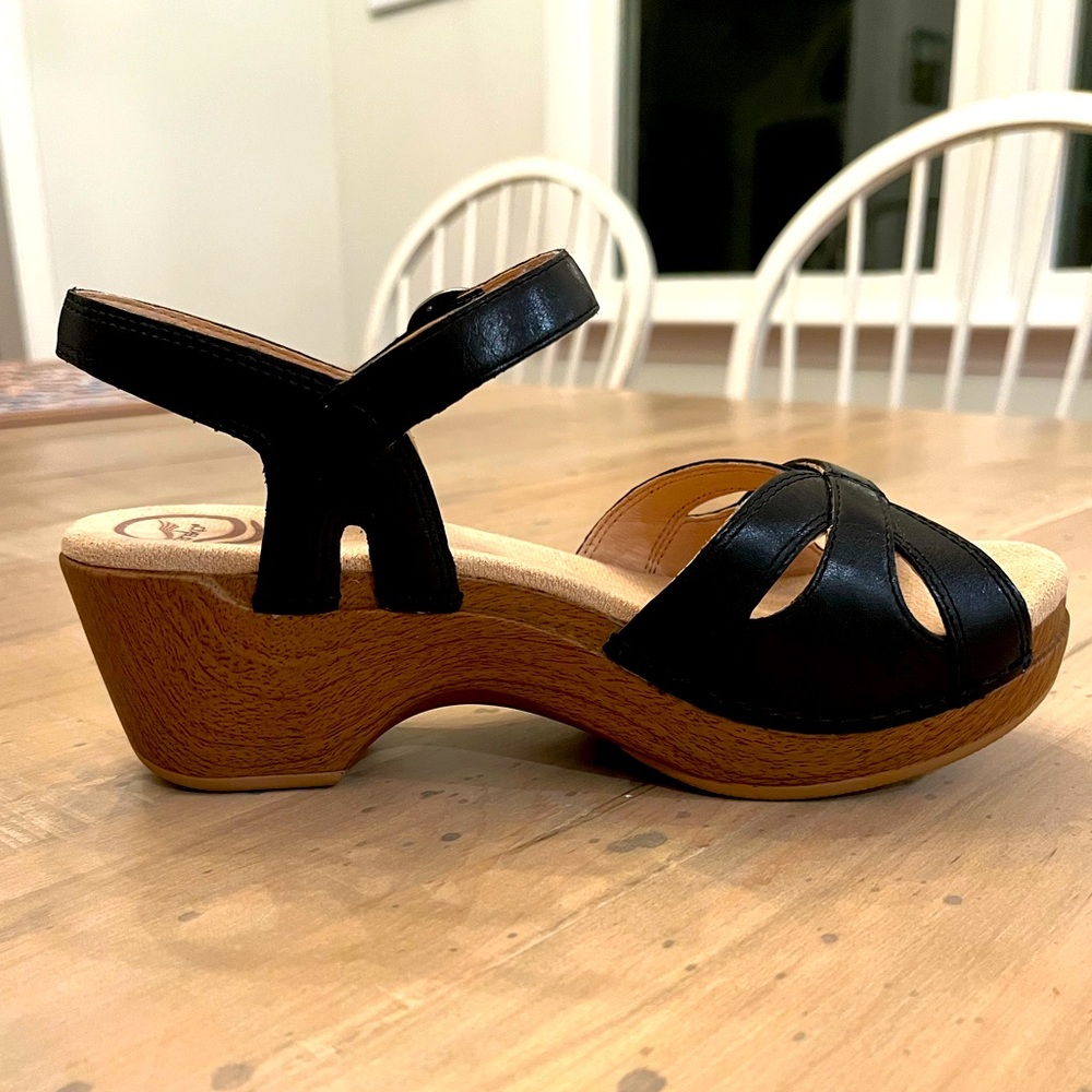 Dansko Seasons black sandal. Size 37. New - never worn.